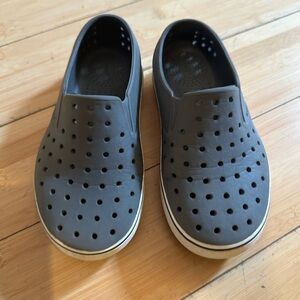 Native kids water shoes miles gray